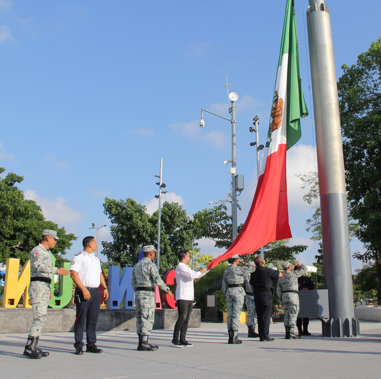 Con izamiento de bandera, impulsa gobierno municipal valores cívicos y honor a la patria