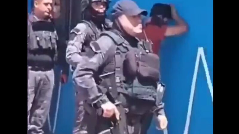 (VIDEOS) Policías de Celaya asaltan camión de refrescos y dan tremenda golpiza a mando