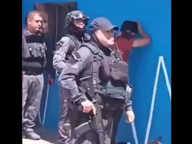 (VIDEOS) Policías de Celaya asaltan camión de refrescos y dan tremenda golpiza a mando