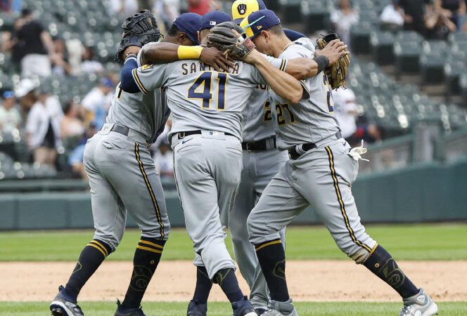 Milwaukee vence a Medias Blancas con Santana y Peralta en plan estelar