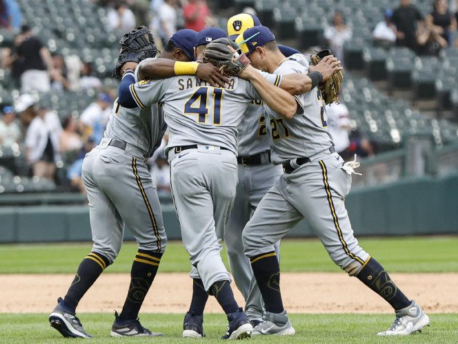 Milwaukee vence a Medias Blancas con Santana y Peralta en plan estelar