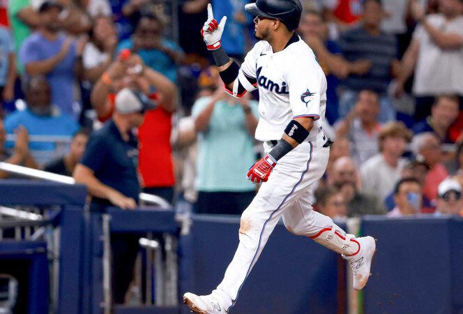 Marlins vence a Astros con tres cuadrangulares, no lo hacía desde 1998