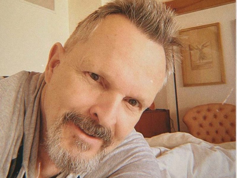 Tras asalto, Fiscalía de CDMX llama a Miguel Bosé a presentar denuncia