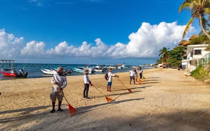 Gobierno de Solidaridad recupera playa “El Recodo” con arena de sargazo