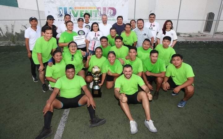 Premia Blanca Merari a ganadores del Torneo Relámpago Interdependencias de Fútbol Siete