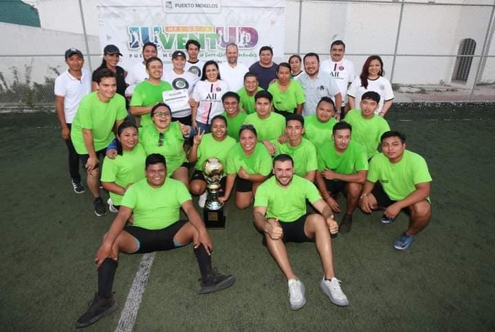 Premia Blanca Merari a ganadores del Torneo Relámpago Interdependencias de Fútbol Siete