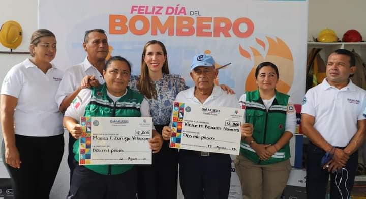 Atenea Gómez reconoce el trabajo y valentía de las y los bomberos de Isla Mujeres