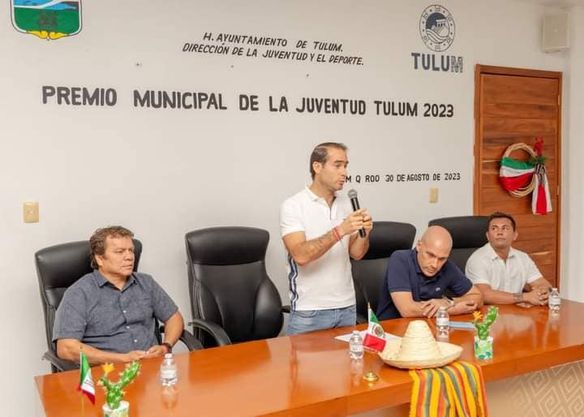 Diego Castañón entrega premios de la Juventud Tulum 2023