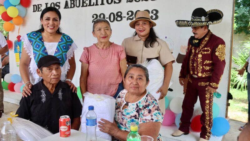 Ofrece la presidenta municipal, por medio del DIF, emotivo festejo en Leona Vicario por el Día del Abuelo