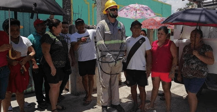 Amarran a trabajador de la CFE a un poste en protesta en Yucatán