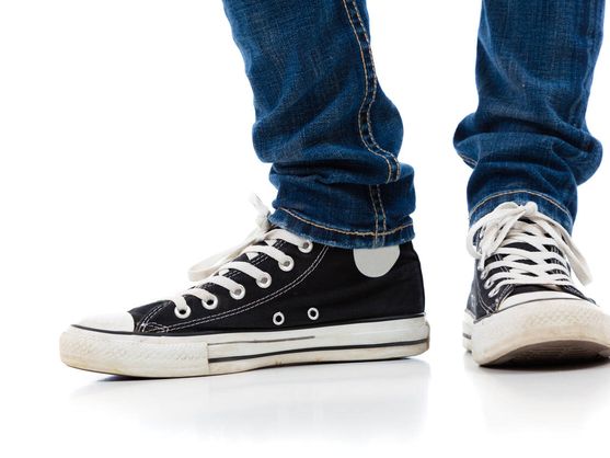 ¿Te haz preguntado alguna vez por qué las zapatillas Converse tienen dos agujeros en uno de los laterales?