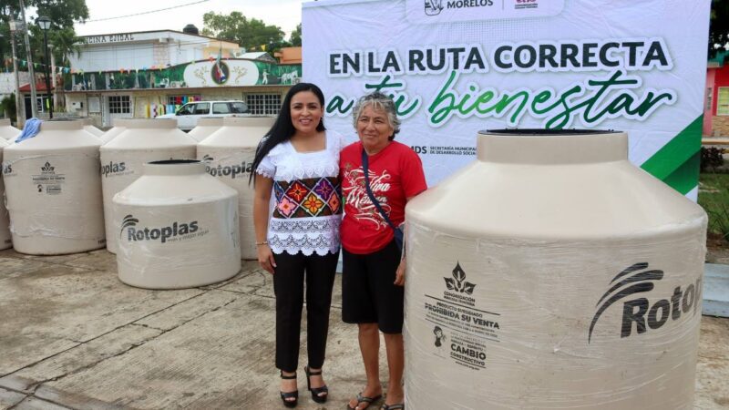 Entrega Blanca Merari 34 tinacos para almacenamiento de agua en Leona Vicario