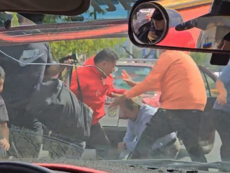 (VIDEO) Si no lo detienen, lo mata… Taxista da brutal golpiza a abuelito en Oaxaca