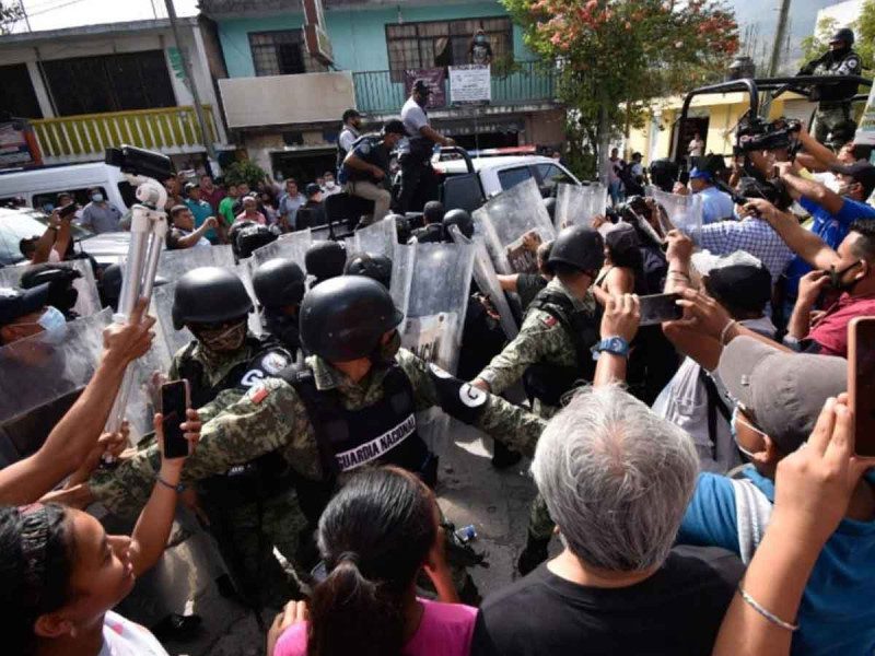 (VIDEO) Policías de Puebla salvan a sujetos que serían linchados; eran señalados de secuestro