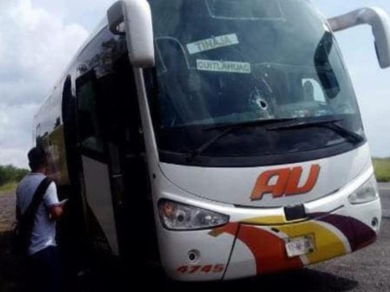 Balean autobús de pasajeros en Veracruz; una mujer resulta herida