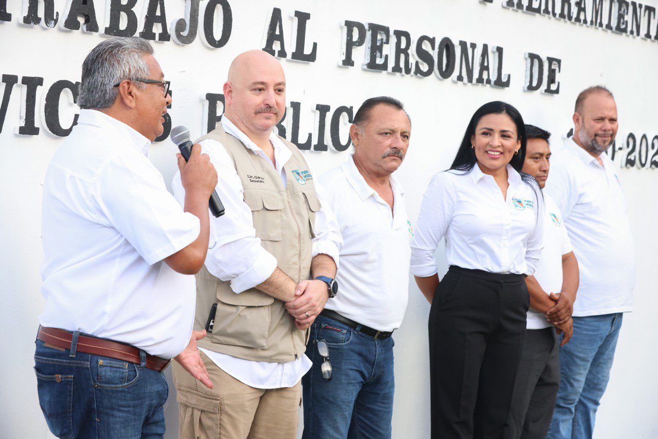 Entrega Blanca Merari equipamiento y uniformes a trabajadores de Servicios Públicos 