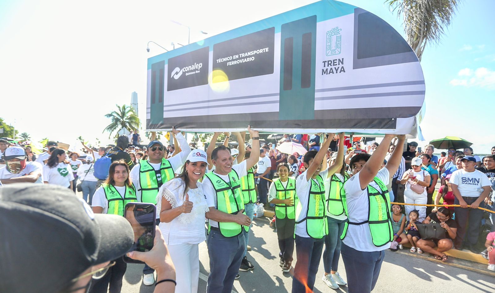 Con el pueblo, Mara Lezama presenció el desfile del 20 de Noviembre