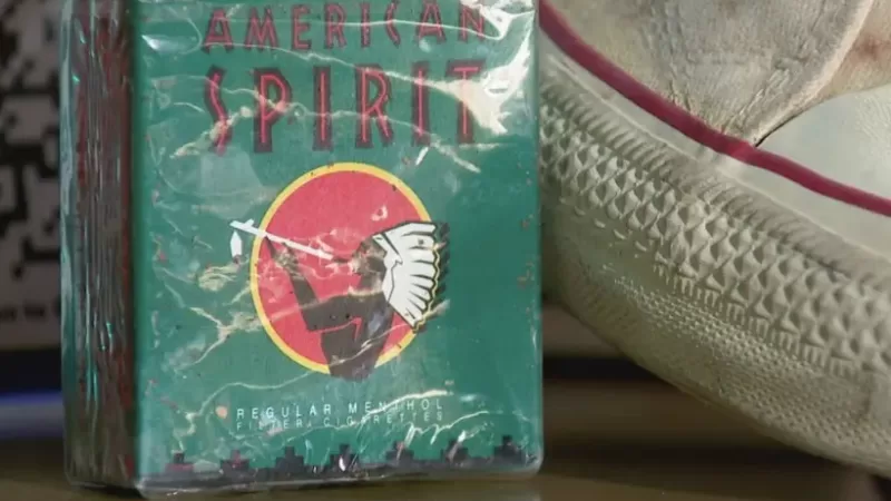 Subastan paquete de cigarrillos de Kurt Cobain; podría ser el más caro de la historia