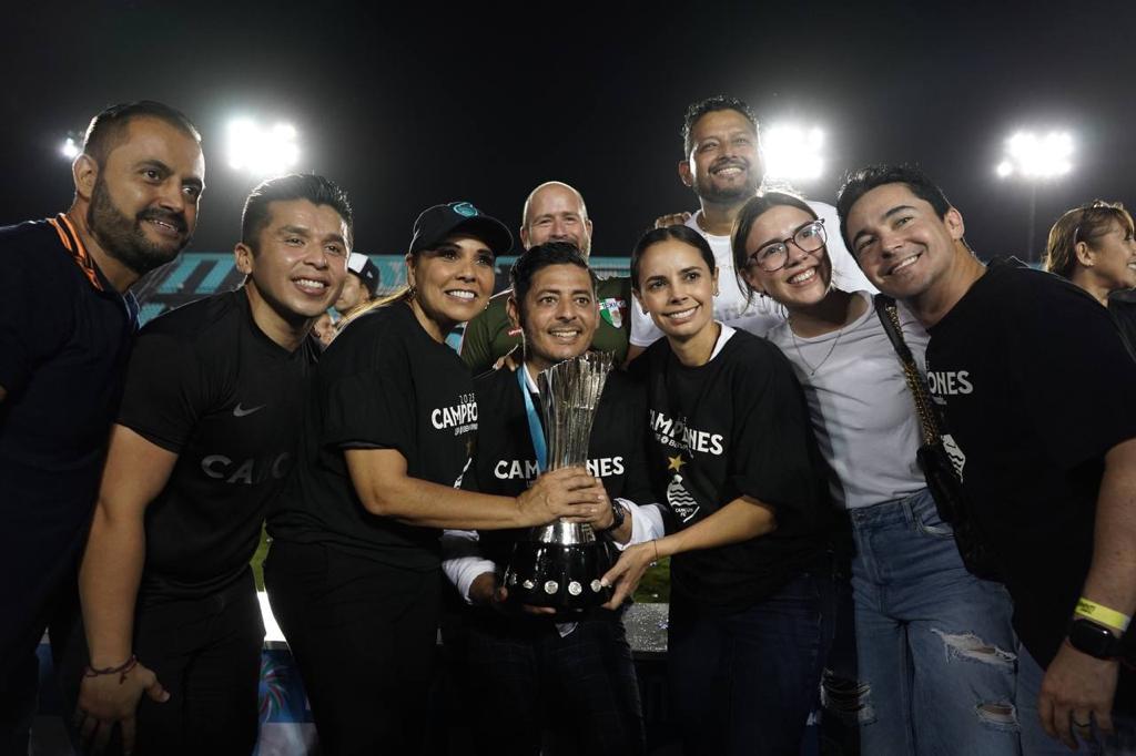 CELEBRA ANA PATY PERALTA JUNTO A LOS CANCUNENSES EL PRIMER CAMPEONATO EN LA HISTORIA DE CANCÚN FC