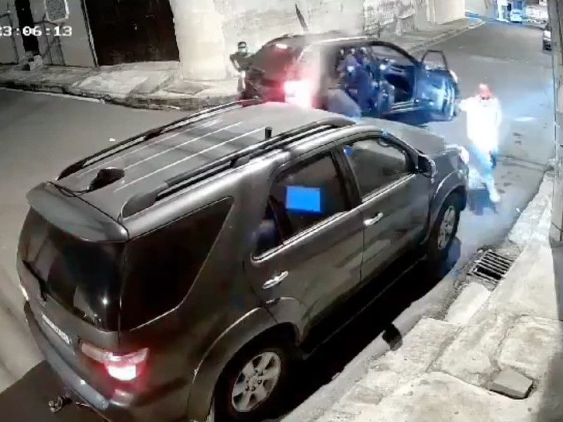 (VIDEO) conductor repele a balazos a un comando; hiere a un delincuente