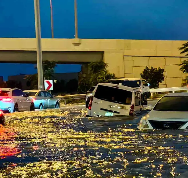 Meteorólogo advierte ‘guerra climática’ tras inundaciones en Dubái por ‘siembra de nubes’