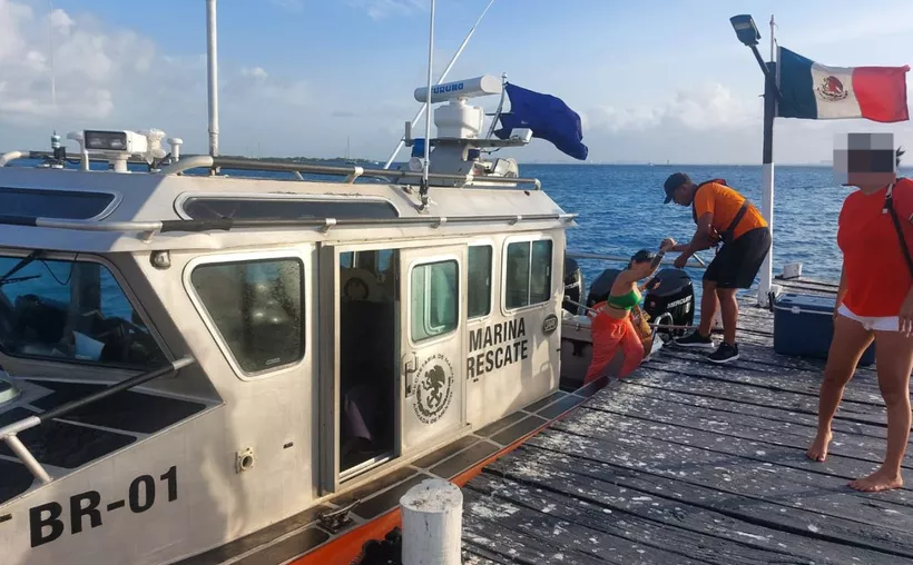 Rescate Exitoso de Mujeres en Embarcación Varada cerca de Isla Mujeres, Quintana Roo