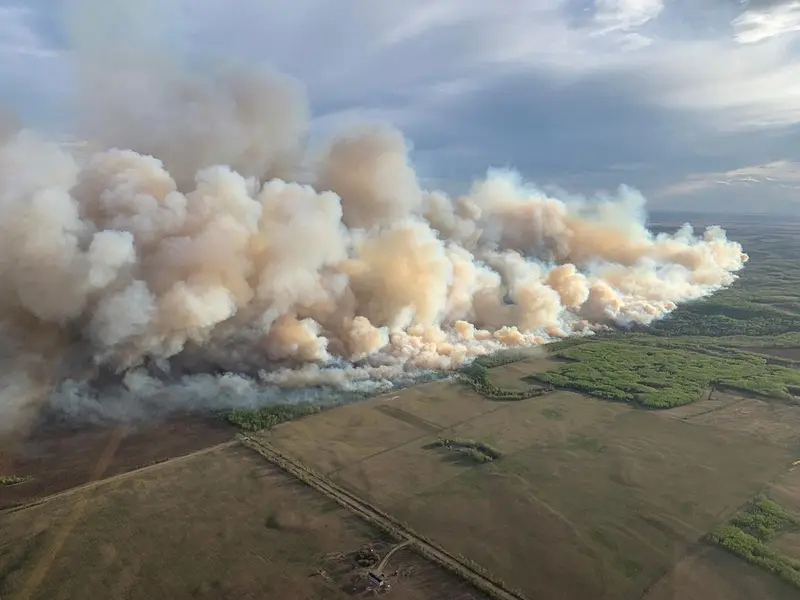 Miles de evacuados por voraces incendios forestales en Canadá