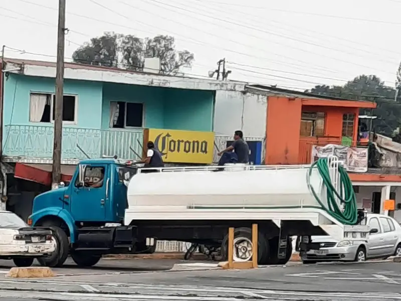 Reparten agua en pipas a 10 entidades; crisis hídrica azota al país