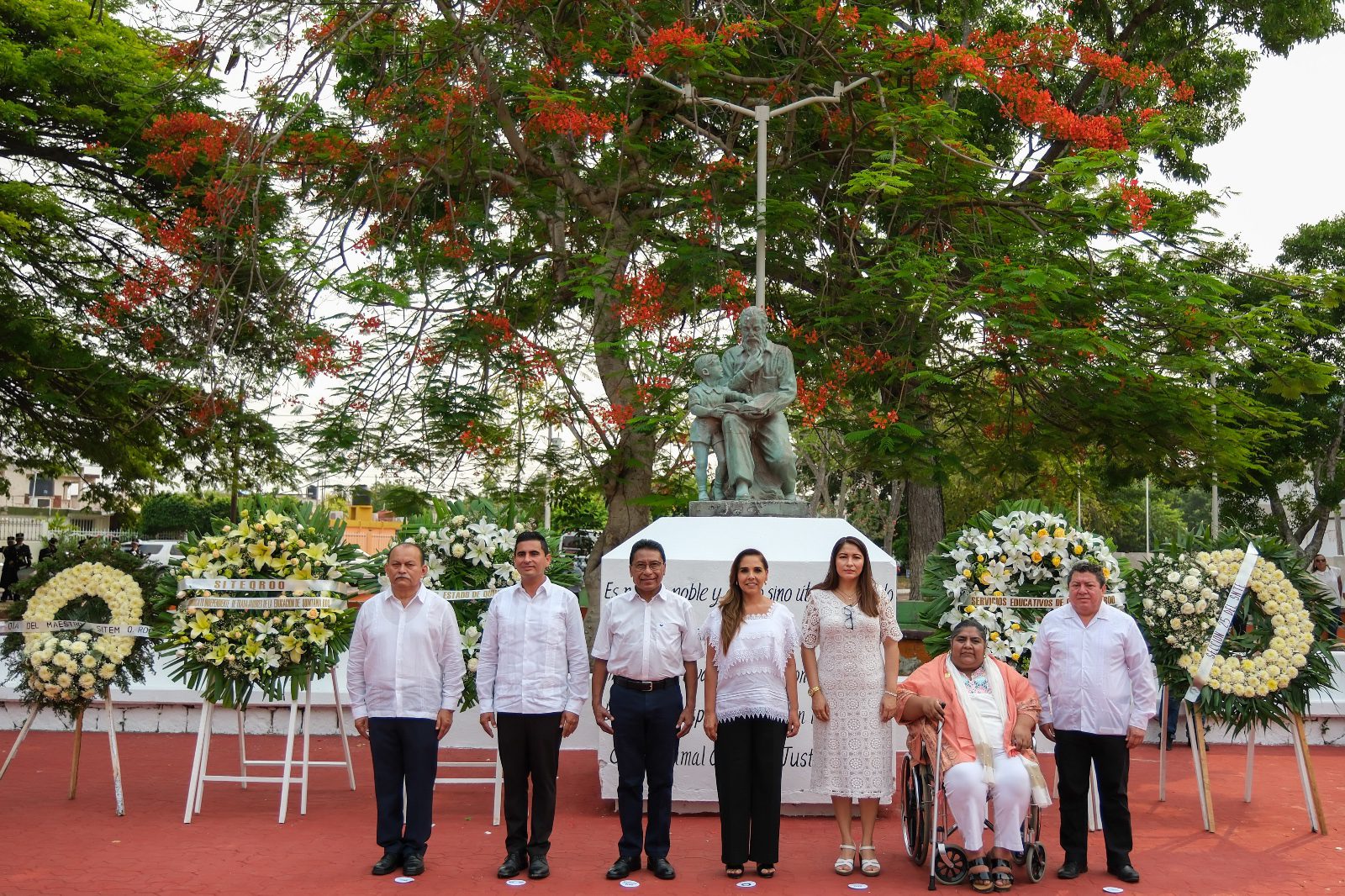 Ofrenda floral y guardia de honor en el Parque al Maestro, en Chetumal