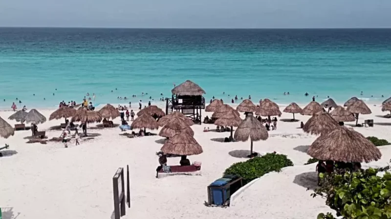 Sin olas en Playa Delfines de Cancún Intriga a Ciudadanos y Turistas