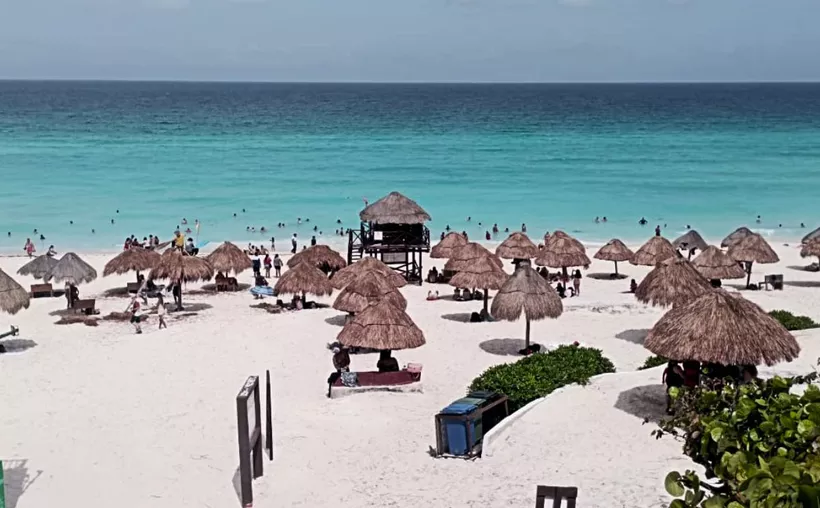 Sin olas en Playa Delfines de Cancún Intriga a Ciudadanos y Turistas