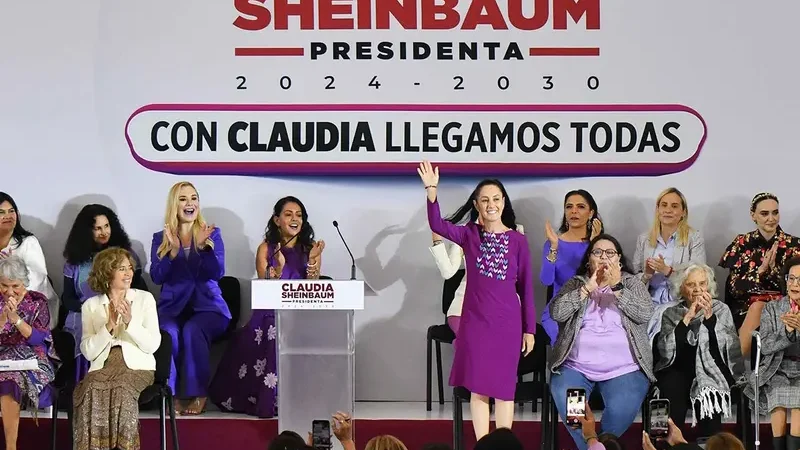 Sheinbaum se reúne con coordinadores territoriales de Morena; parten pastel y le cantan las mañanitas