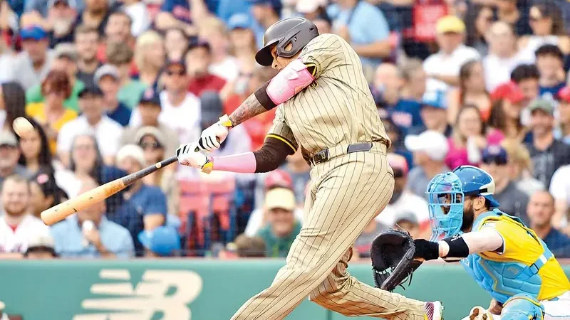 Paliza de los Padres a Medias Rojas; hacen suyo el Fenway Park