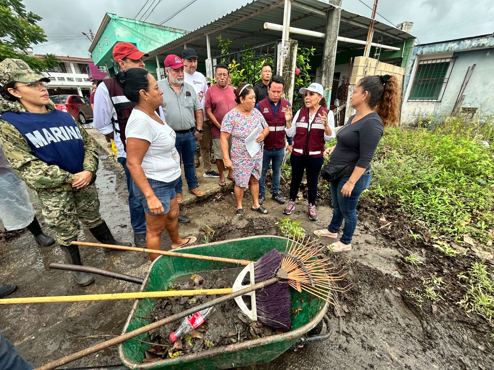 Mara Lezama recorre domicilios de la colonia Fidel Velázquez, una de las más afectadas de Chetumal