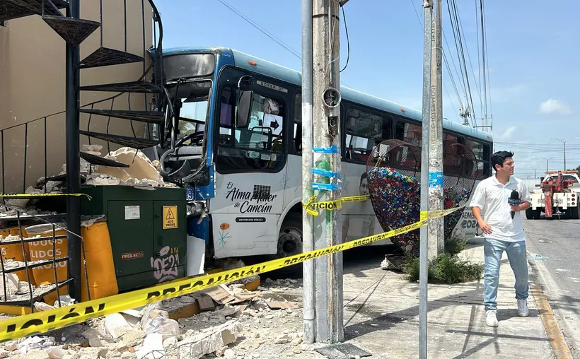 Accidente de autobús en Multiplaza Kabah deja múltiples lesionados