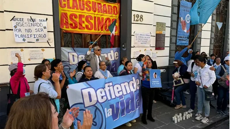 Puebla materializa el aborto; hay protestas; intentan boicotear sesión en Congreso local