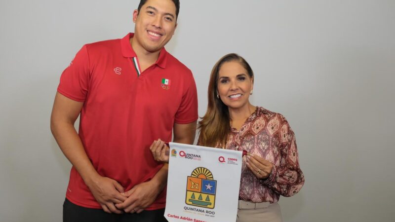 Entrega Mara Lezama el escudo de Quintana Roo a Carlos Sansores, taekwondoín que competirá en París 2024