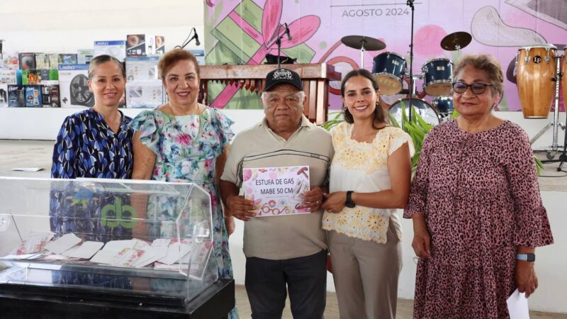 CELEBRA ANA PATY PERALTA A JUBILADOS Y PENSIONADOS DEL AYUNTAMIENTO DE BJ