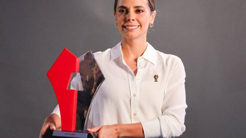 ANA PATY PERALTA RECIBE PREMIO NACIONAL POR PROGRAMA PARA REGULARIZAR Y LLEVAR SERVICIOS A COLONIAS