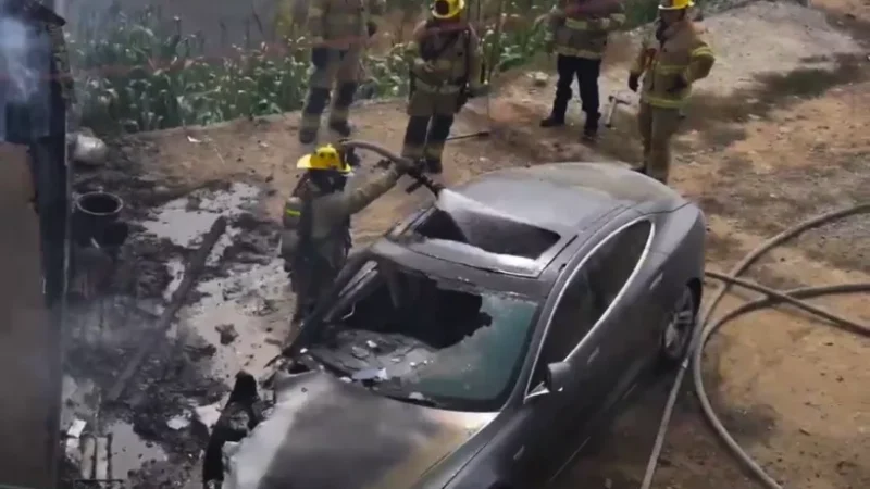 Tijuana: Arde auto Tesla por conexión directa a poste público