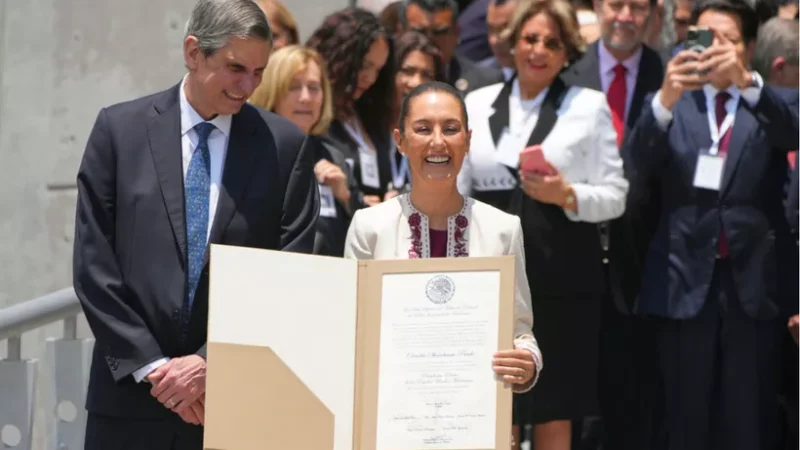 Sheinbaum recibe su constancia como presidenta electa de México