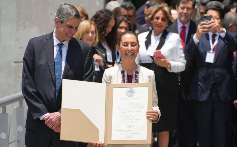 Sheinbaum recibe su constancia como presidenta electa de México