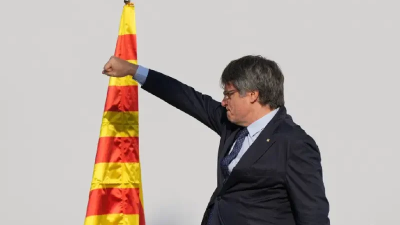 El independentista Puigdemont huye de España; se presume va rumbo a Bélgica