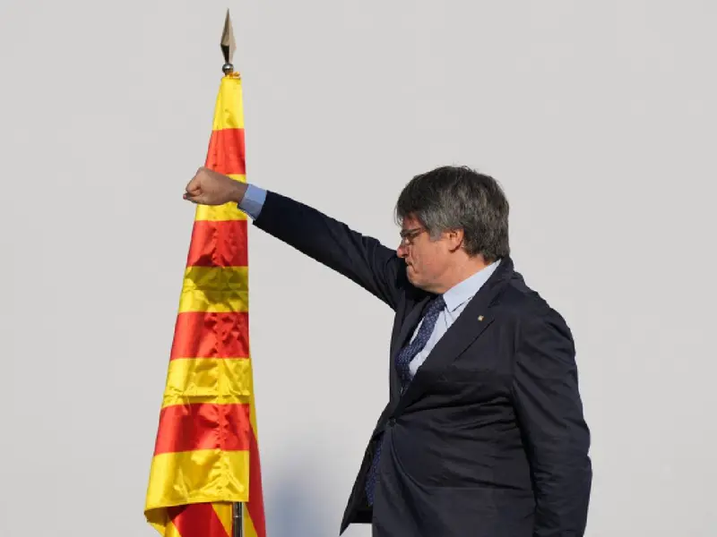 El independentista Puigdemont huye de España; se presume va rumbo a Bélgica