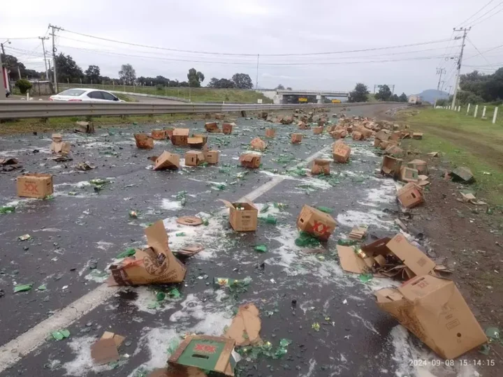 ¡Con las chelas, no! Tráiler tira medio cargamento de cerveza en carretera México-Tuxpan