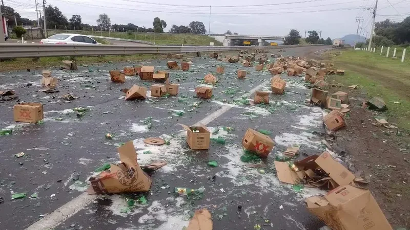 ¡Con las chelas, no! Tráiler tira medio cargamento de cerveza en carretera México-Tuxpan