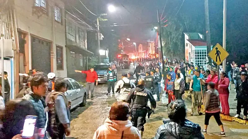 Un derrumbe deja seis muertos en Naucalpan