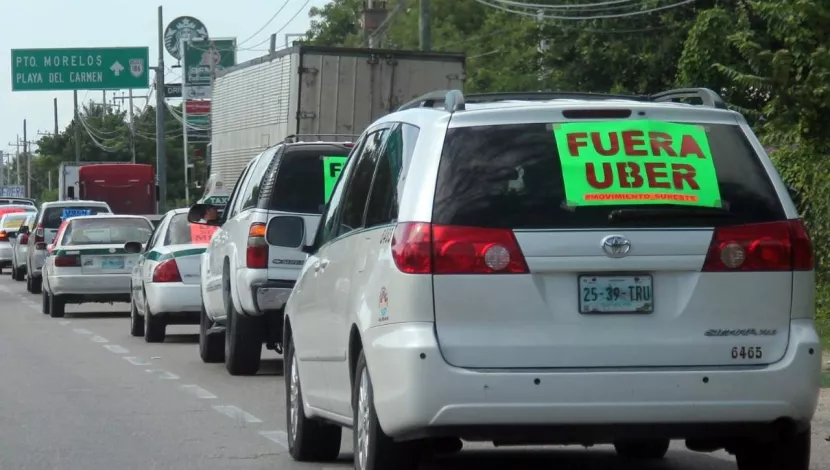 Conductores de DiDi y Uber Señalan Falta de Modernización como Principal Problema de Taxistas en Cancún