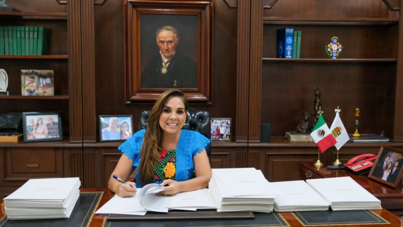 Mara Lezama firma las escrituras de la Colosio que serán entregadas por el presidente López Obrador, para garantizar certeza jurídica y justicia social en Playa del Carmen, tras décadas de abandono