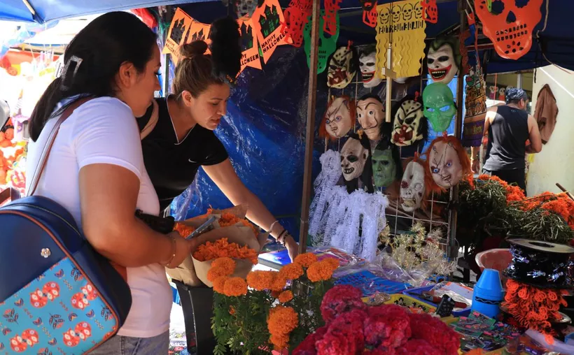 Competencia desleal: guerra de productos mexicanos y chinos para el Día de Muertos